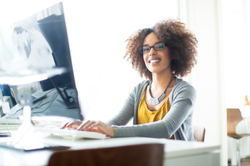 Women in front a PC