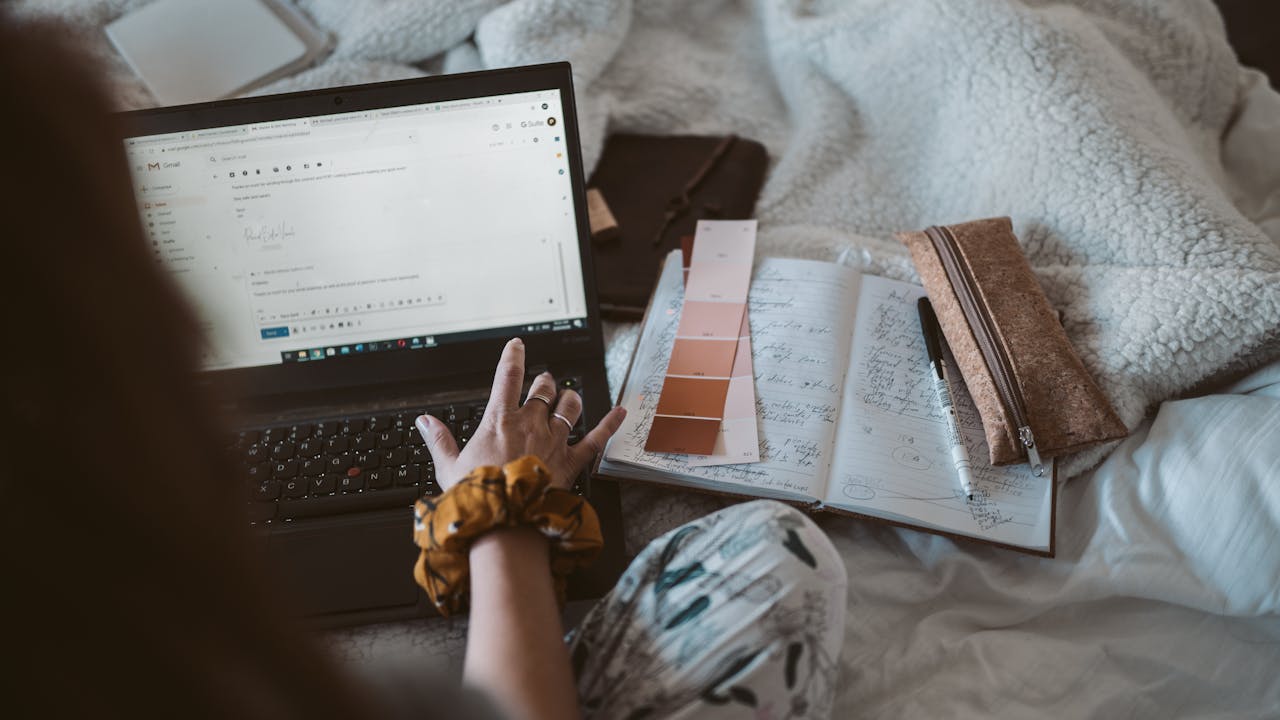 Women writing an email